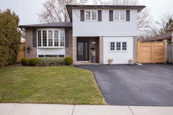 1333 Woodvale Place, Burlington