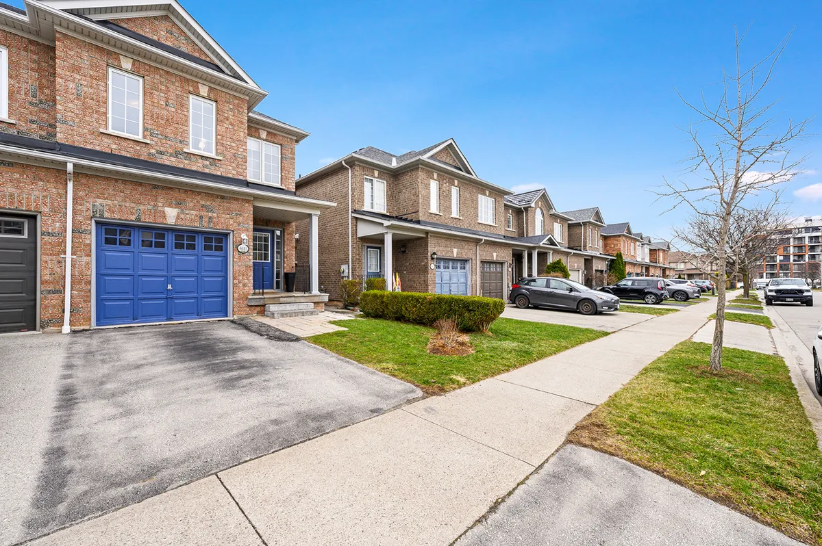 1815 Cobra Crescent, Burlington