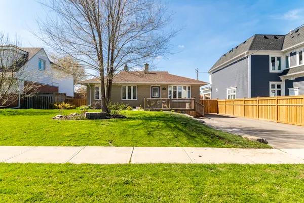 206 Elmwood Crescent, Milton