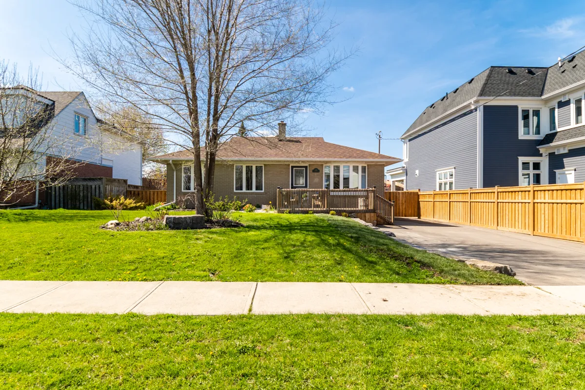 206 Elmwood Crescent, Milton